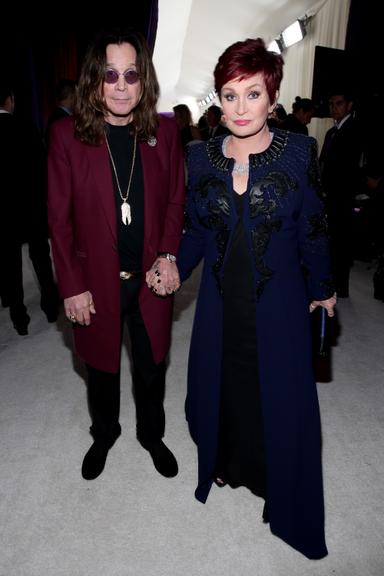 Ozzy e Sharon Osbourne chegam para festa pós-Oscar promovida por Elton John