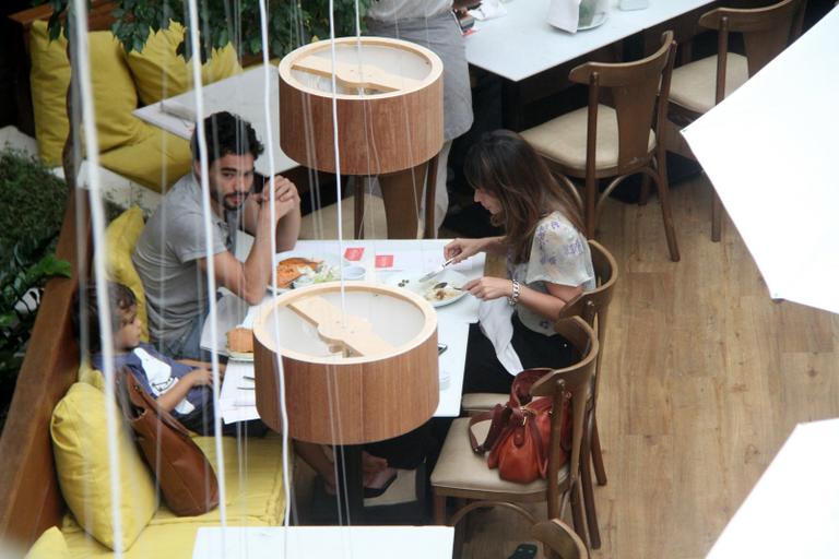 Caio Blat e Maria Ribeiro almoçam em clima de romance com o filho