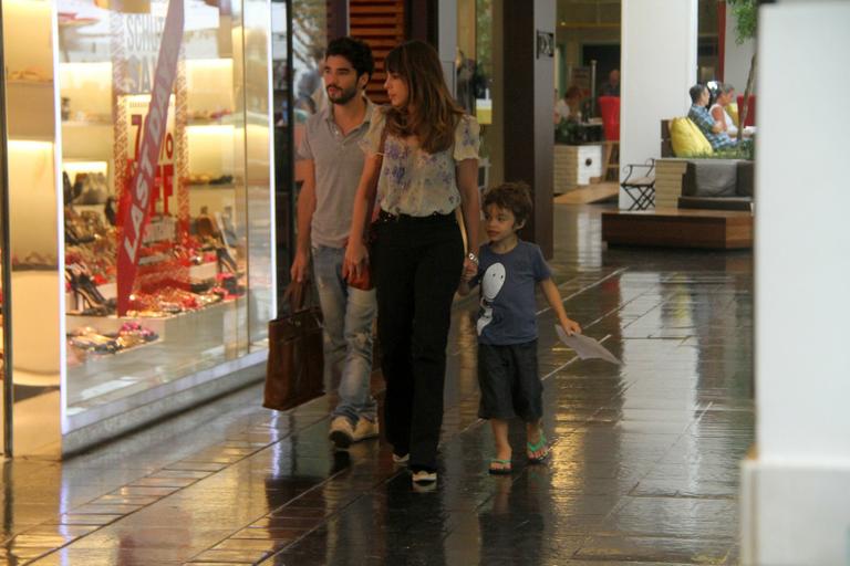 Caio Blat e Maria Ribeiro passeiam com Bento em shopping no Rio