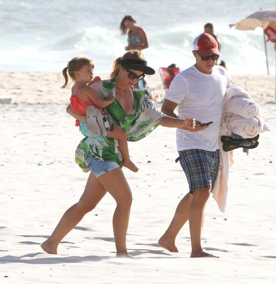 Angélica e Luciano Huck se divertem com Eva na praia