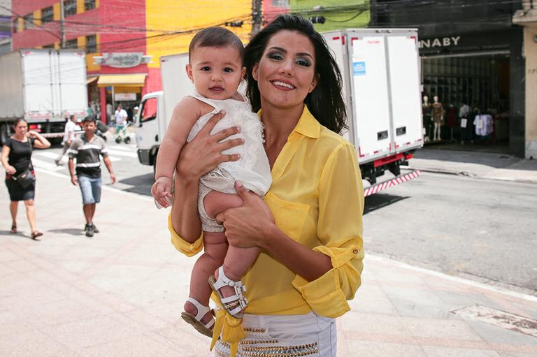 Mariana Felício posa com a filha, Anita, em São Paulo