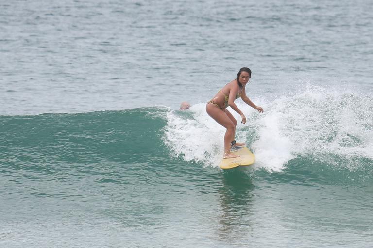Dani Suzuki em dia de surfe