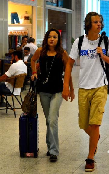 Luiza Tomé e o filho, Bruno, embarcam em aeroporto no Rio de Janeiro