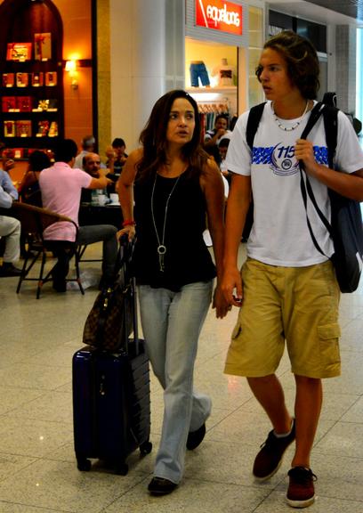 Luiza Tomé e o filho, Bruno, embarcam em aeroporto no Rio de Janeiro