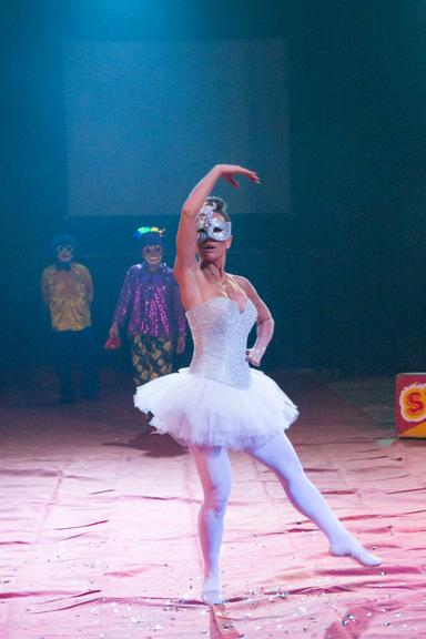 Vestida de bailarina, Sabrina Sato grava matéria em circo e se diverte com palhaços
