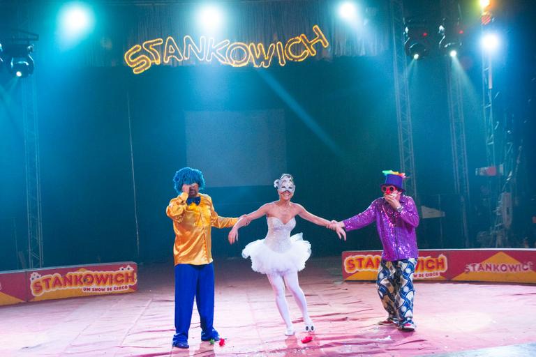 Vestida de bailarina, Sabrina Sato grava matéria em circo e se diverte com palhaços