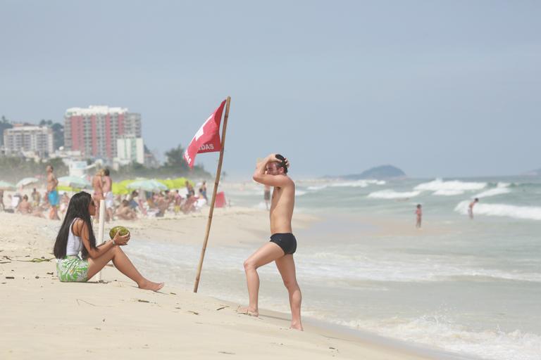 Fora do BBB15, Talita e Rafael curtem praia juntos no Rio