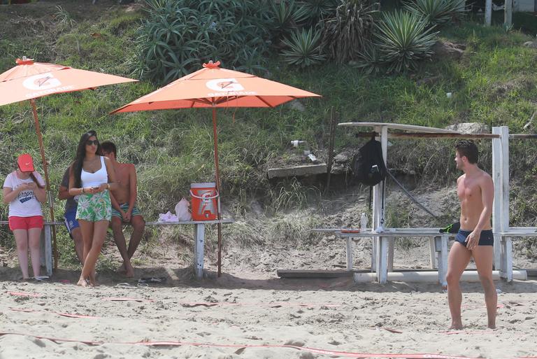 Talita e Rafael curtem praia juntos no Rio