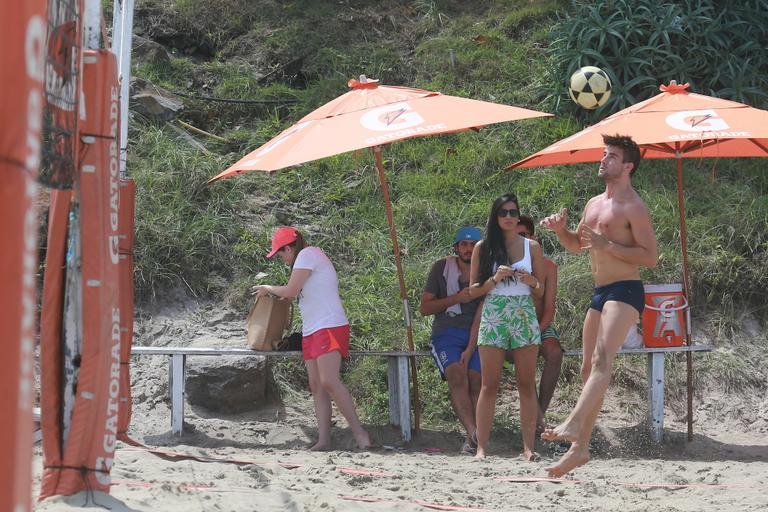 Talita e Rafael curtem praia juntos no Rio