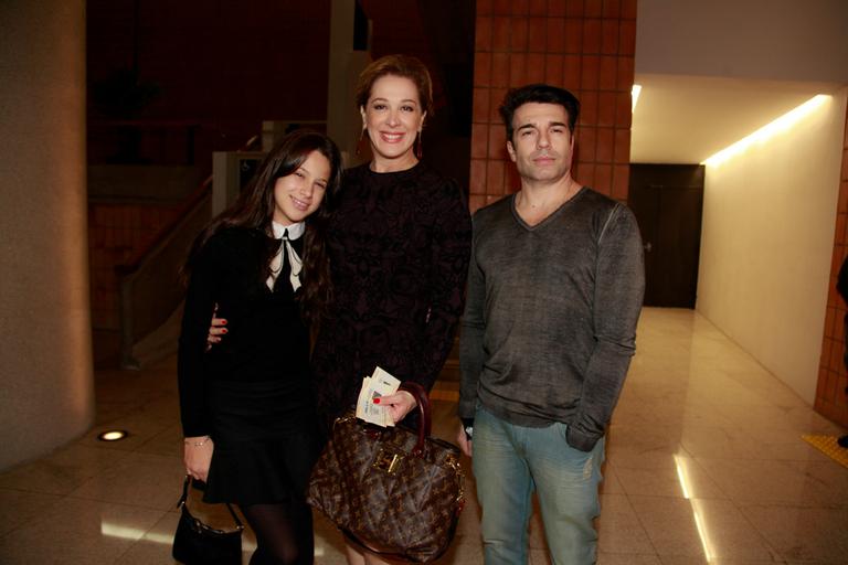 Claudia Raia leva a filha e o namorado para peça de teatro em São Paulo