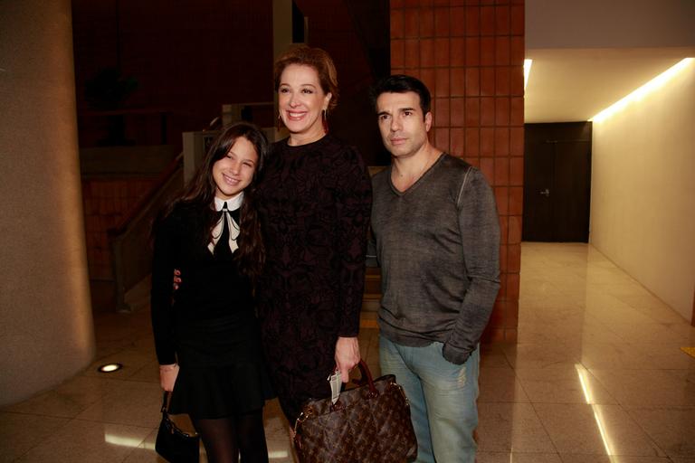 Claudia Raia leva a filha e o namorado para peça de teatro em São Paulo