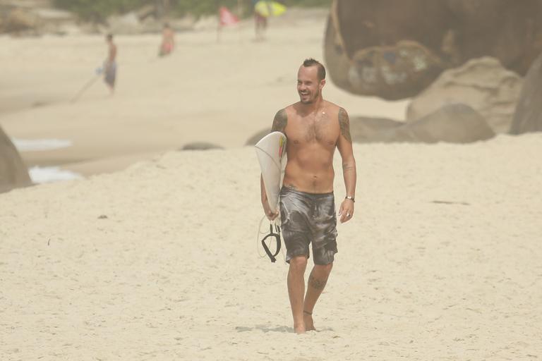 Paulinho Vilhena exibe corpo sarado em dia surfe