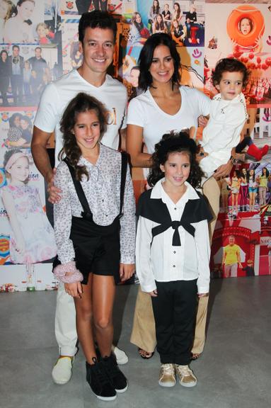 Rodrigo Faro desfila com Vera Viel e suas três filhas 