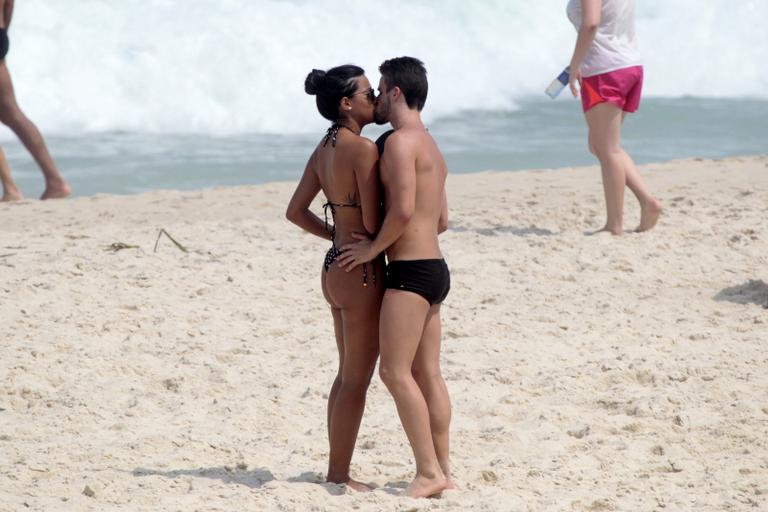 Ex-BBBs Talita e Rafael trocam beijos na praia 