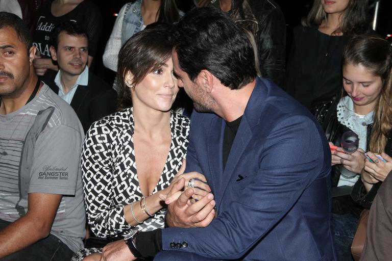 SPFW: Deborah Secco e Rodrigo Lombardi se beijam
