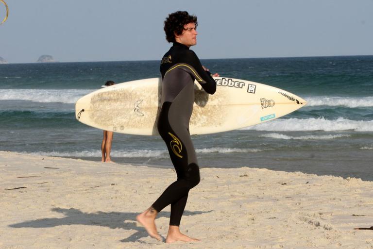 Felipe Dylon aproveita dia de sol para surfar
