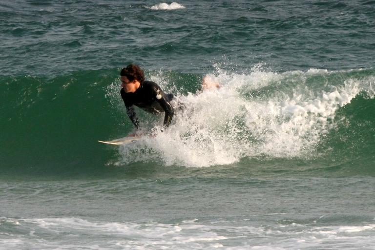Felipe Dylon aproveita dia de sol para surfar