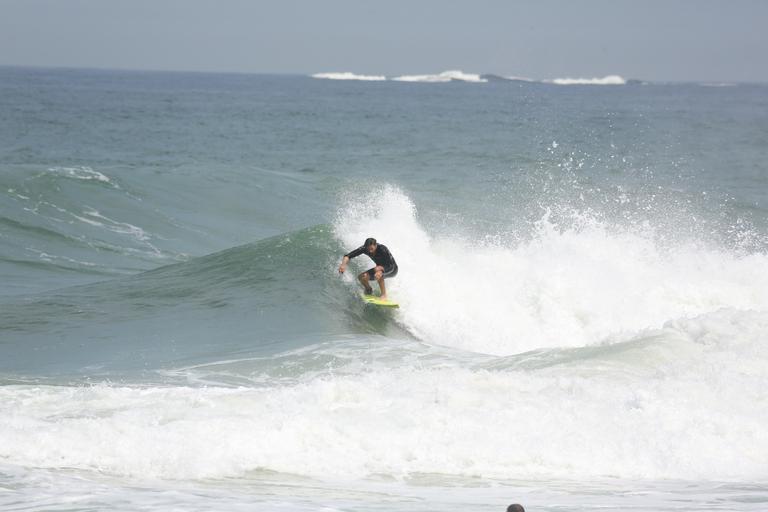 Cauã Reymond mostra habilidade no surf