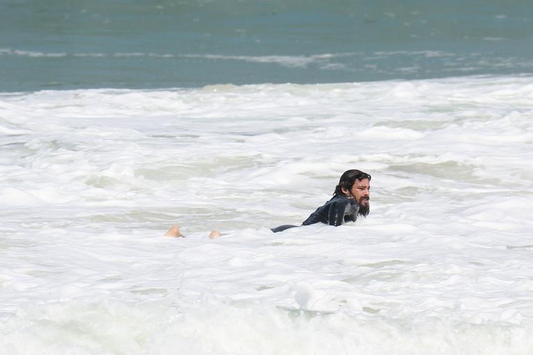 Cauã Reymond mostra habilidade no surf