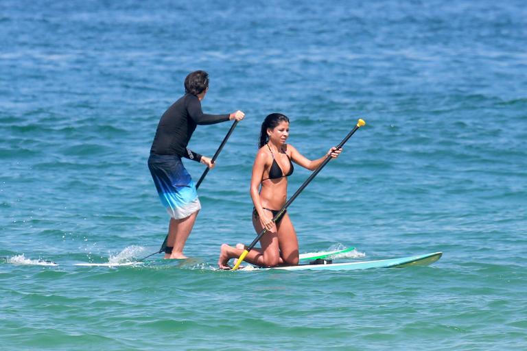 Ana Lima faz stand up paddle no Rio de Janeiro