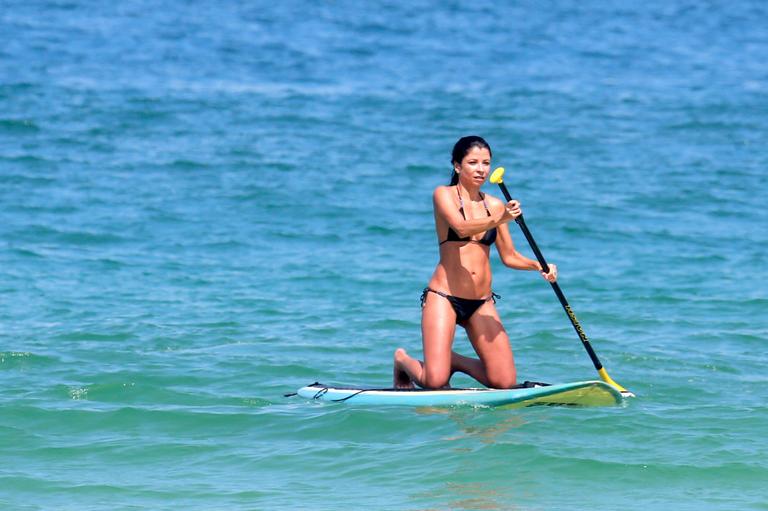 Ana Lima faz stand up paddle no Rio de Janeiro