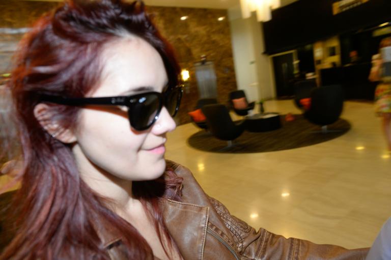 Dulce Maria é fotografada saindo de hotel em SP
