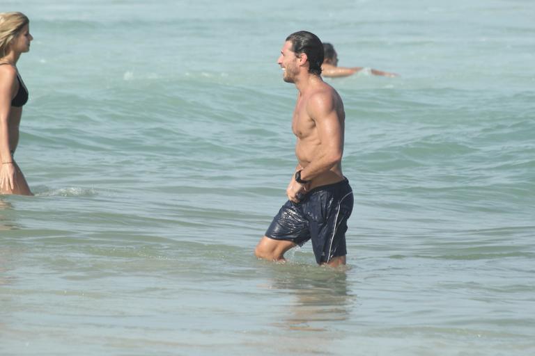 Flávio Canto mostra boa forma em dia de praia