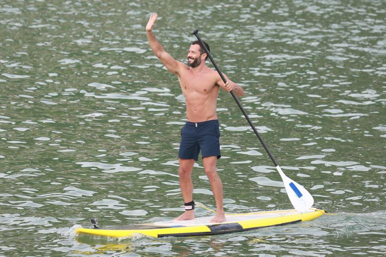 Malvino Salvador pratica Stand Up Paddle
