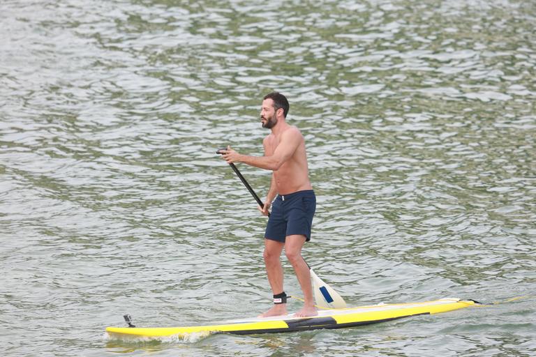 Malvino Salvador pratica Stand Up Paddle