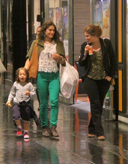 Priscila Fantin passeia com o filho, Romeo, e a amiga, Carolinie Figueiredo