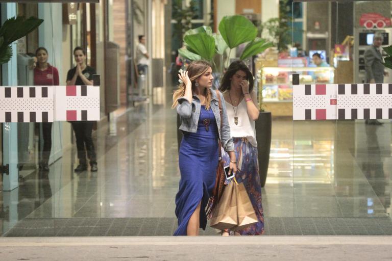 Xuxa e Sasha fazem compras em shopping no Rio de Janeiro
