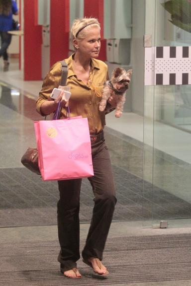 Xuxa e Sasha fazem compras em shopping no Rio de Janeiro