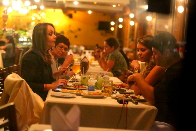 Gabriela Spanic, de A Usurpadora, janta com amigos em churrascaria no Rio