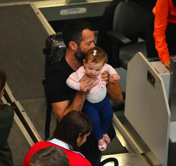 Malvino Salvador embarca com a filha em aeroporto no Rio