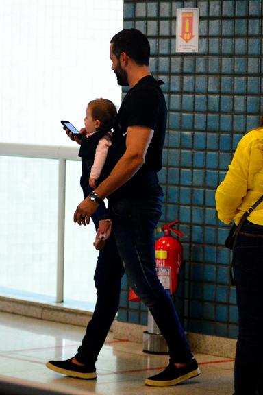 Malvino Salvador embarca com a filha em aeroporto no Rio