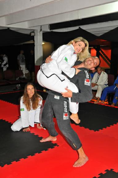 Mari Alexandre e Marcelo Frisoni lutam Jiu-Jitsu em evento