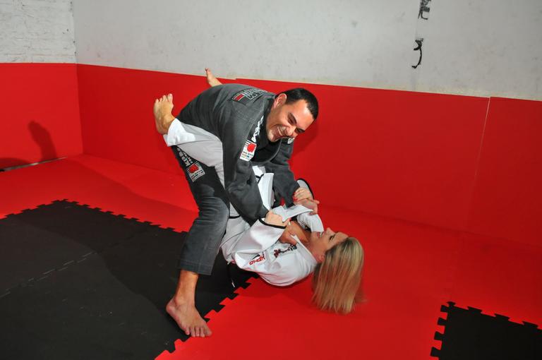 Mari Alexandre e Marcelo Frisoni lutam Jiu-Jitsu em evento