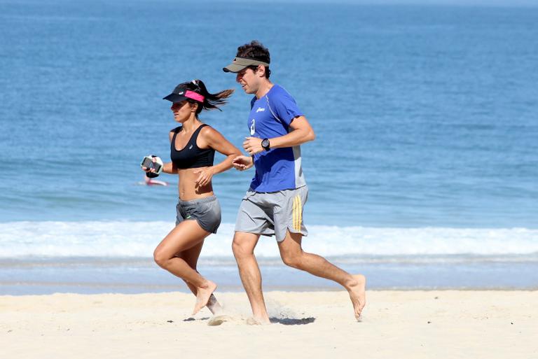 Carol Barcellos exibe boa forma em corrida na praia