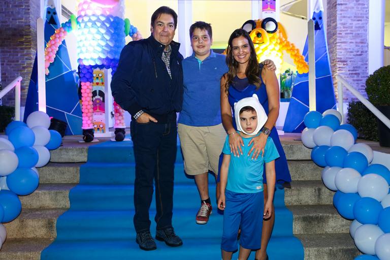 Fausto Silva comemora o aniversário do caçula, Rodrigo
