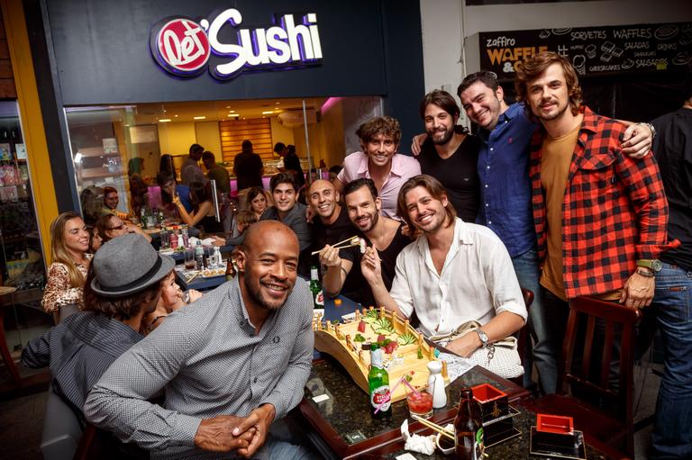Famosos participam de inauguração de restaurante japonês, no Rio