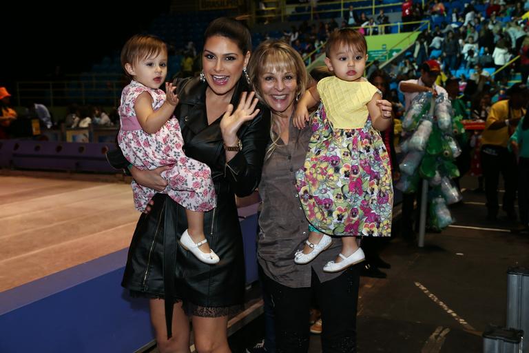 Natália Guimarães com as gêmeas, Maya e Kiara