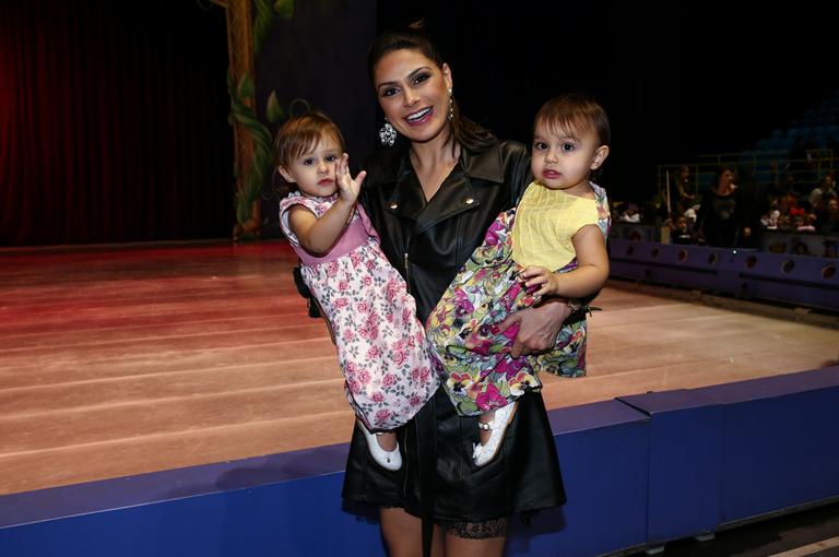 Natália Guimarães com as gêmeas, Maya e Kiara