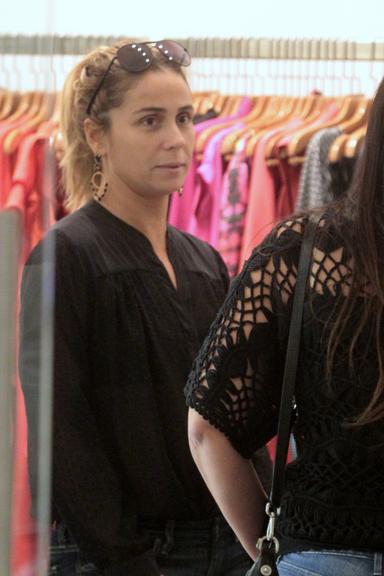 Giovanna Antonelli surge sem maquiagem em dia de compras no Rio