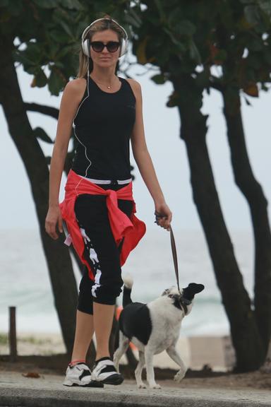 Ellen Jabour caminha com seu cachorro