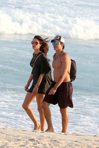 Alessandra Ambrósio aproveita dia de folga para caminhar com amigo na praia da Barra
