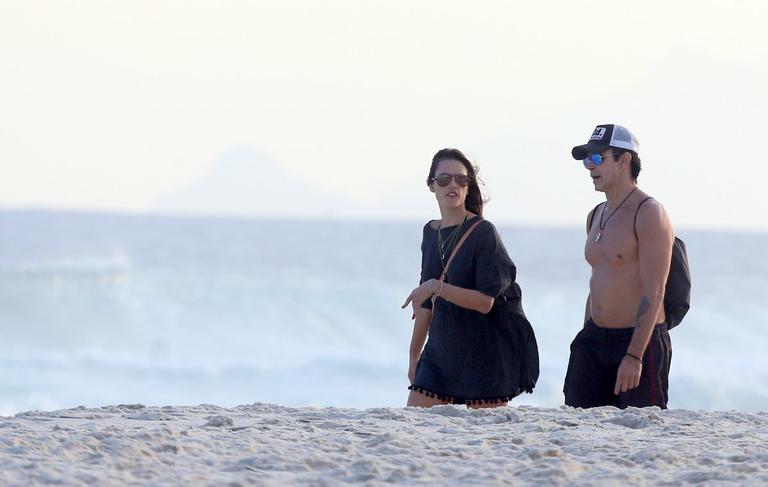 Alessandra Ambrósio aproveita dia de folga para caminhar com amigo na praia da Barra