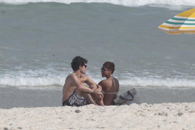 Felipe Dylon e Aparecida Petrowky na praia