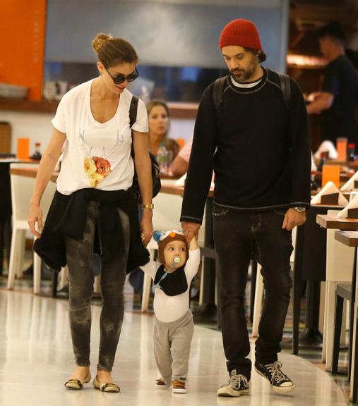 Alinne Moraes curte passeio com o filho e o marido