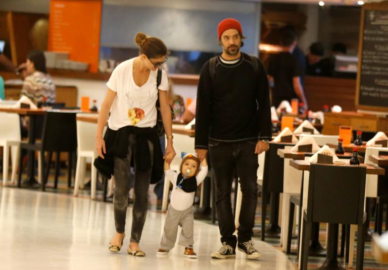 Alinne Moraes curte passeio com o filho e o marido
