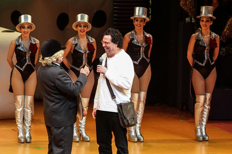 Após deixar hospital, Casagrande participa do espetáculo 'Chacrinha, o Musical'